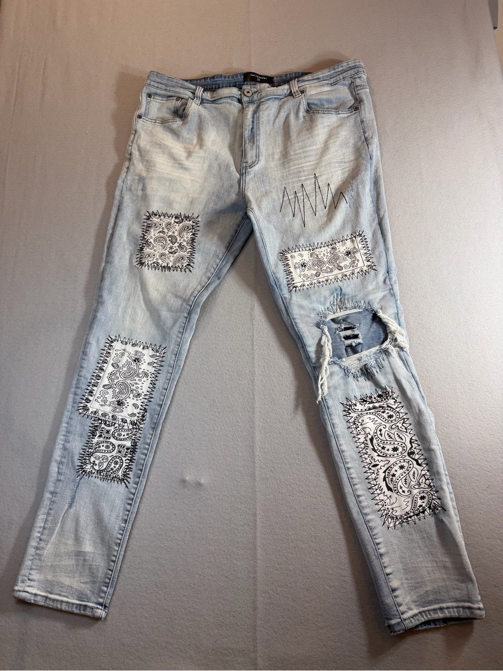 Serenade Men’s Distressed Patchwork Jeans Paisley Bandana Light Wash 42 Y2K